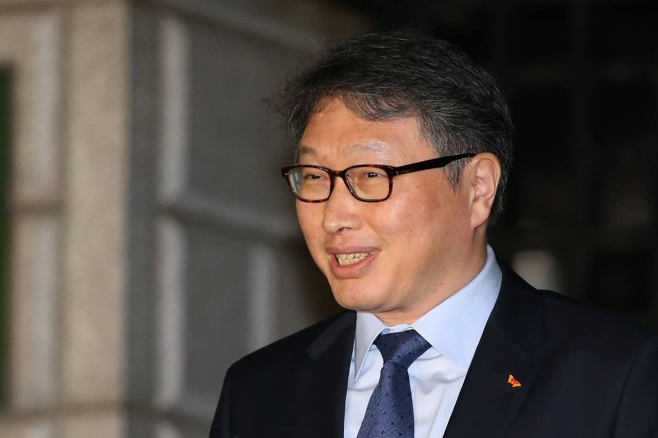 Chey Tae-won là Chủ tịch SK - tập đoàn lớn thứ 3 của Hàn Quốc – hoạt động trong nhiều lĩnh vực như viễn thông, chất bán dẫn, hóa chất, năng lượng… SK Telecom là nhà mạng di động số một của Hàn Quốc; SK Hynix là nhà sản xuất chip lớn thứ 2 của đất nước này. Sau hơn 5 tháng, tài sản của tỉ phú này giảm nhẹ 200 triệu USD xuống còn 2,3 tỉ USD. Ảnh: WSJ