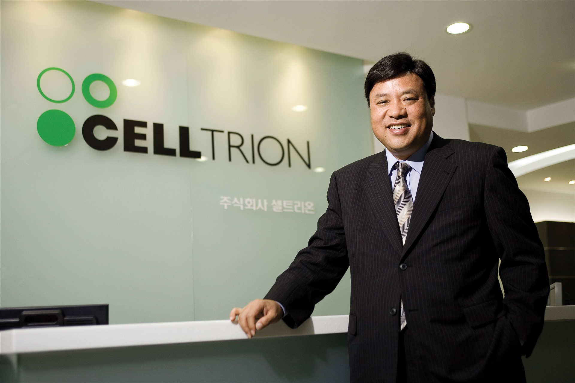 Đứng thứ 3 trong danh sách là tỉ phú Seo Jung-jin - đồng sáng lập và CEO của công ty dược phẩm sinh học Celltrion có trụ sở tại Incheon, Hàn Quốc. Trong vòng hơn 5 tháng qua, tài sản tỉ phú này tăng  gần 1 tỉ USD. Ảnh: Nikkei Asian Review
