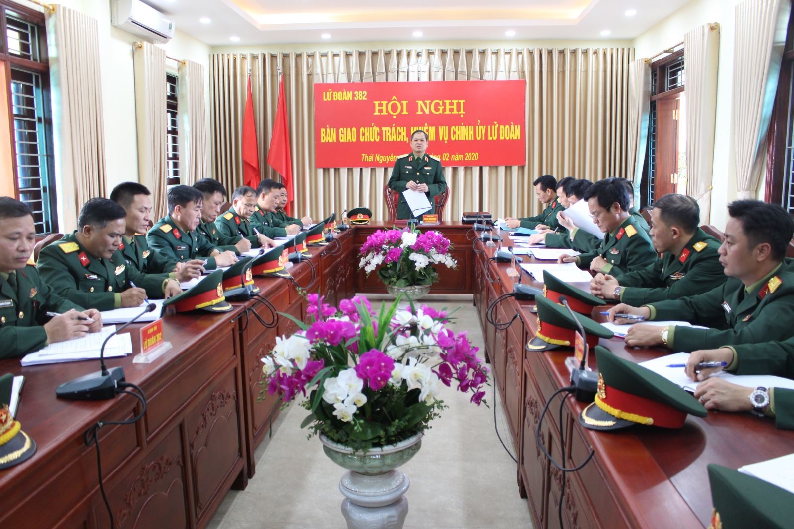 Hội nghị bàn giao chức vụ Chính ủy Lữ đoàn Pháo binh 382. Ảnh VGP