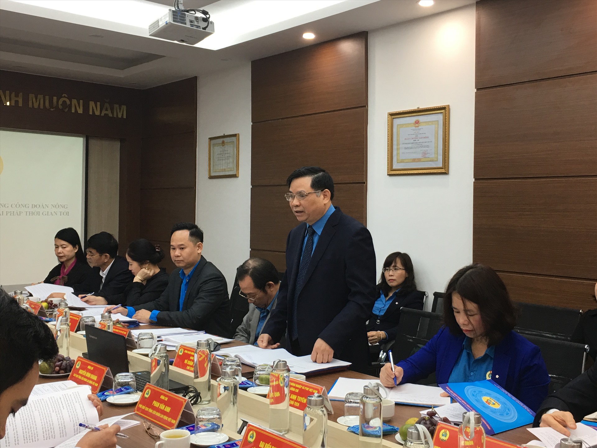 Chủ tịch CĐ ngành Nông nghiệp và phát triển nông thôn Việt Nam báo cáo về hoạt động của CĐ ngành. Ảnh: T.E.A