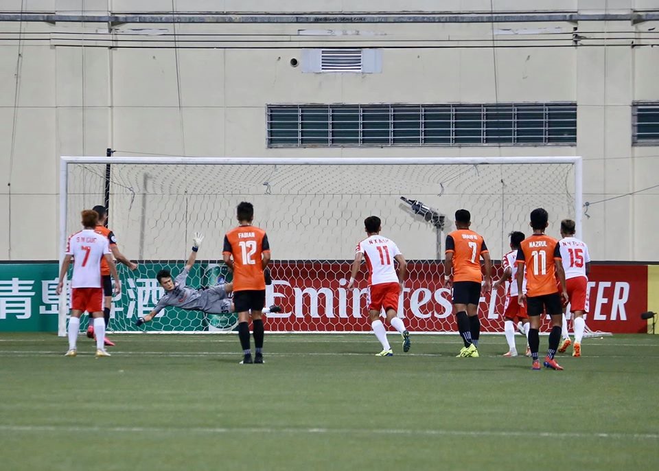 Hougang United rút ngắn tỉ số xuống còn 1-3 sau pha phạm lỗi trong vòng cấm của Tiến Dũng. Ảnh: TP.HCM FC