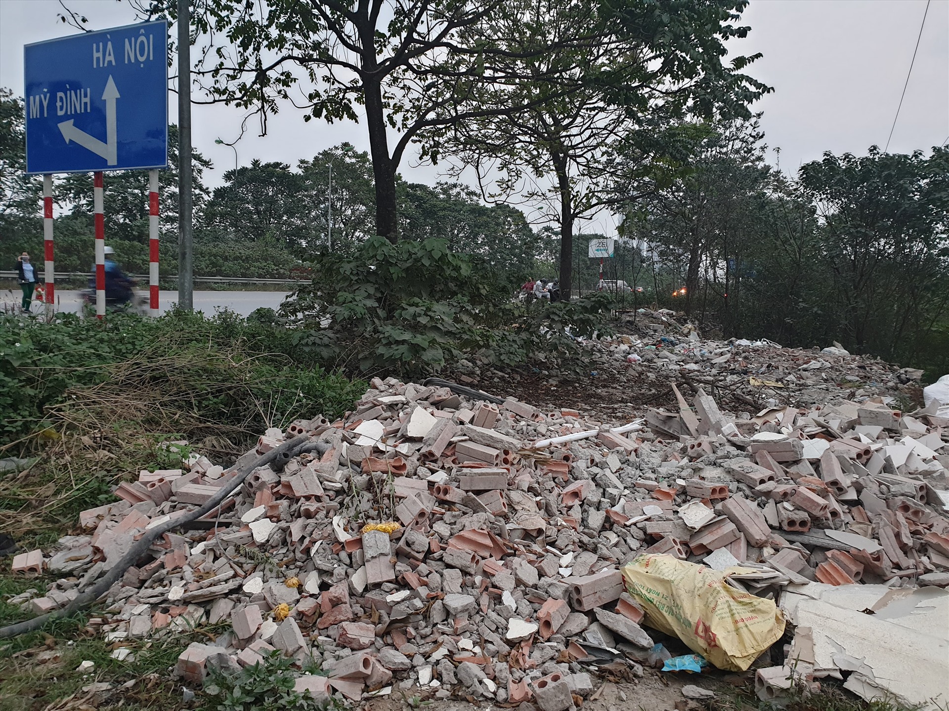 1 lượng lớn phế thải xây dựng gần chùa Giao Quang.