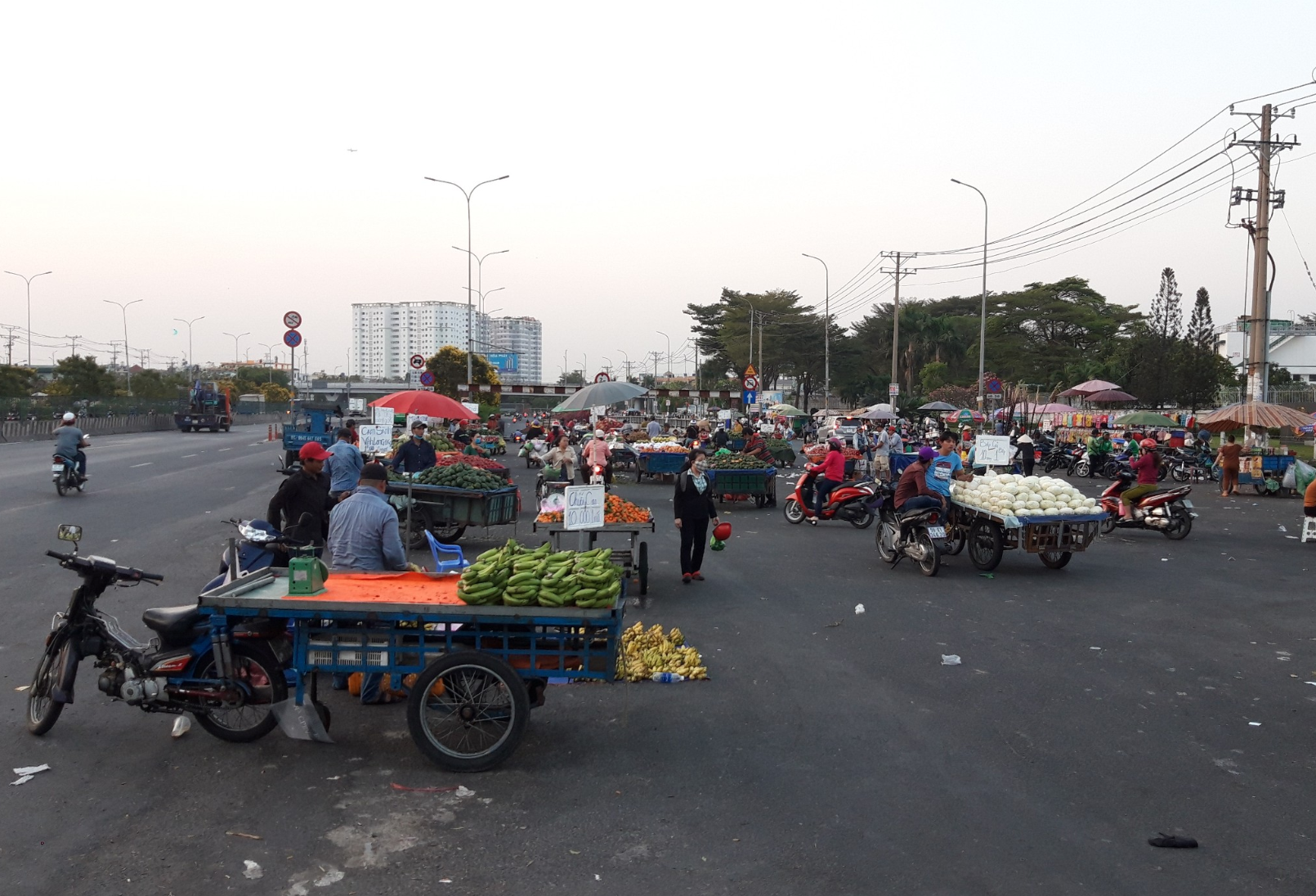 Tiếp tục di chuyển khoảng 2km, tình trạng buôn bán lấn chiếm lòng đường tại khu công nghiệp Tân Tạo (quận Bình Tân) diễn ra phức tạp hơn. Ảnh TK.