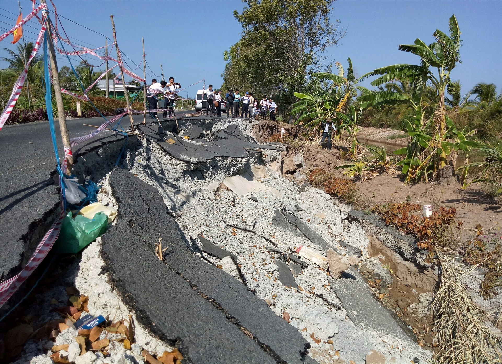 Khô hạn gâu sụp lở đất, chia cắt giao thông tại Cà Mau (ảnh Nhật Hồ)