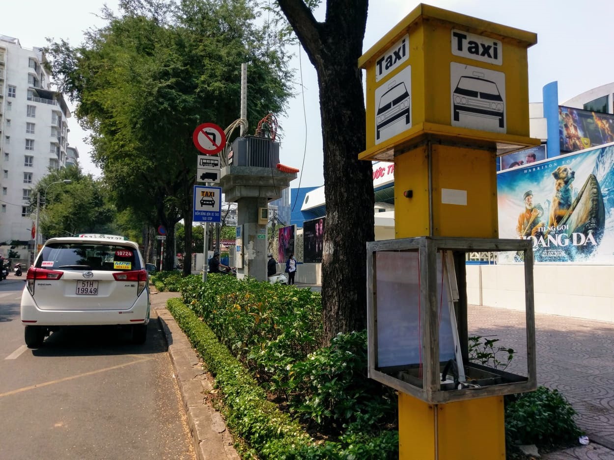 Trụ bấm gọi taxi trên đường Nguyễn Du cũng bị hư hỏng và không được sửa chữa.  Ảnh: M.Q