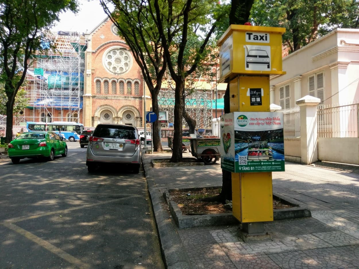 Điểm đón taxi trên đường Hàn Thuyên không có khách sử dụng.  Ảnh: M.Q