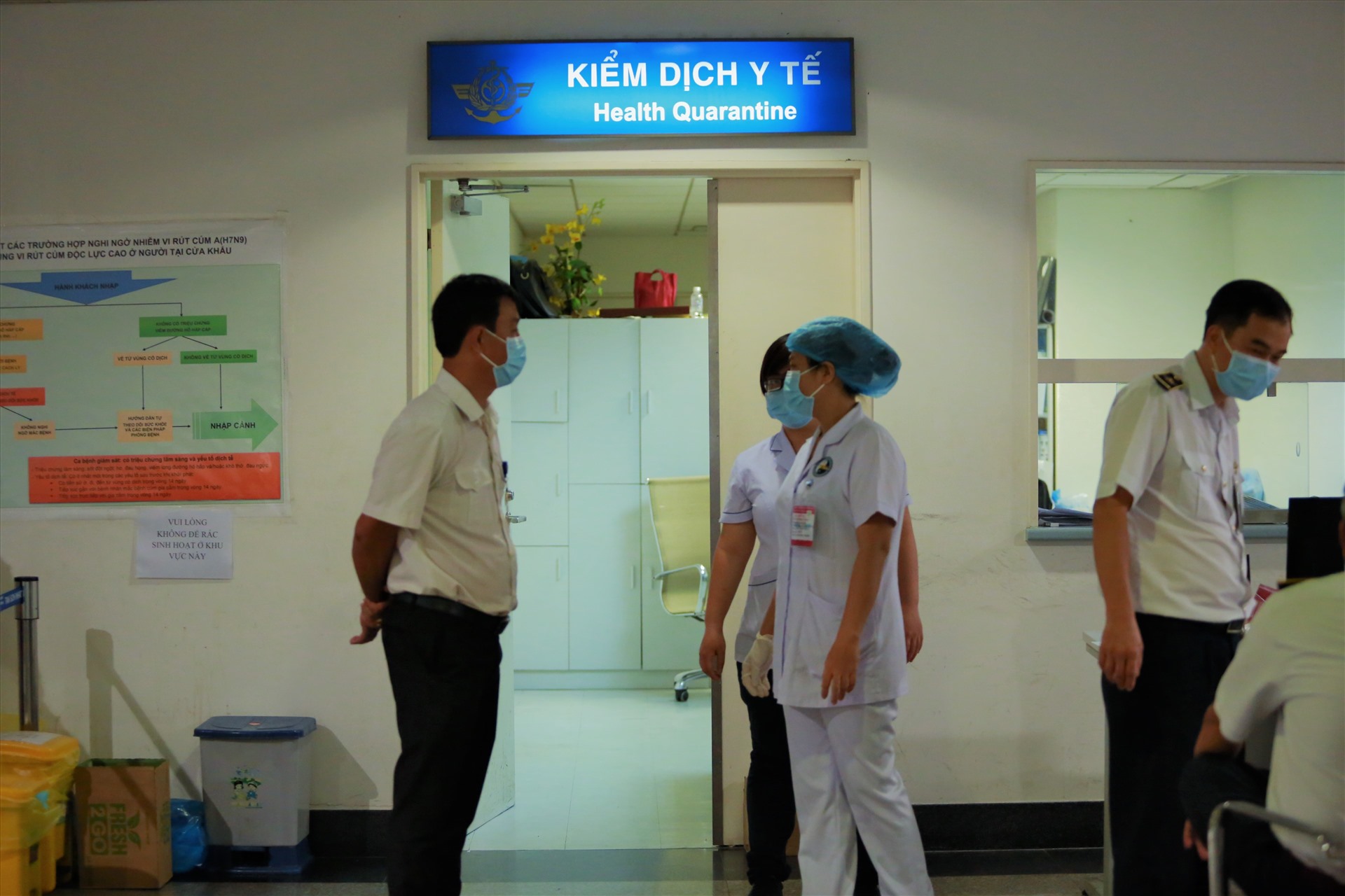 Những ngày ngày, Trung tâm kiểm dịch y tế quốc tế tại TPHCM luôn bố trí đầy đủ đội ngũ y bác sĩ luôn thường trực tại sân bay Tân Sơn Nhất thay phiên nhau trực chiến  . Đặc biệt, tại đây còn bố trí các xe cách ly để phục vụ khi có các tình huống đặc biệt xảy ra.