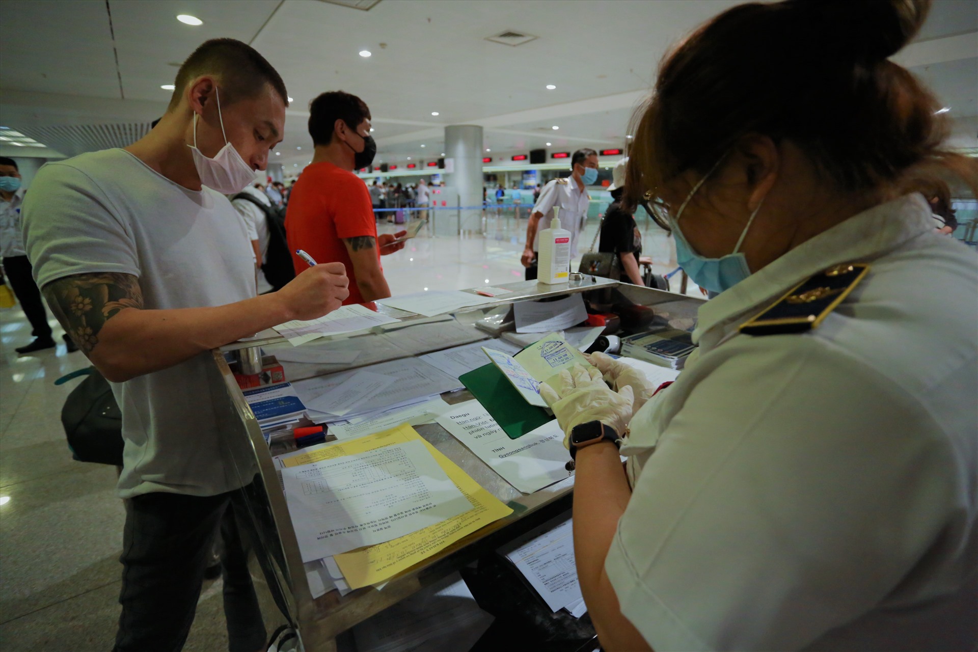 Đặc biệt, những hành khách từng đi qua Hàn Quốc hoặc từ Hàn Quốc về sân bay Tân Sơn Nhất sẽ được phân luồng, hướng dẫn đến khu vực dành riêng của lực lượng kiểm dịch y tế quốc tế để viết tờ trình khai báo y tế.