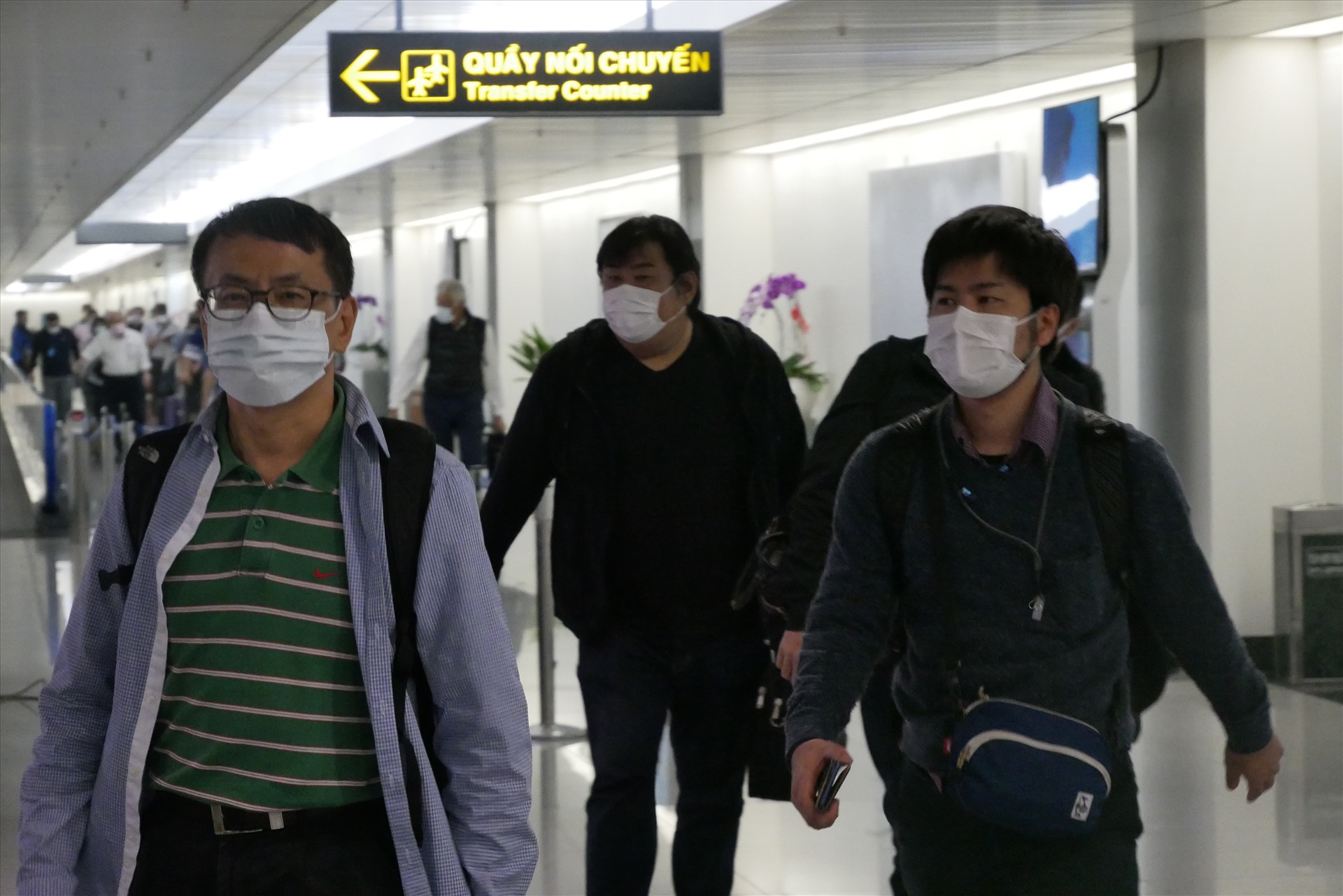 Theo ghi nhận tại sân bay Tân Sơn Nhất trong buổi chiều 26.2, công tác phòng chống dịch cúm virus Covid-19 đang được triển khai chủ động, nghiêm ngặt theo quy trình từ Bộ Y tế và Cục Hàng không.