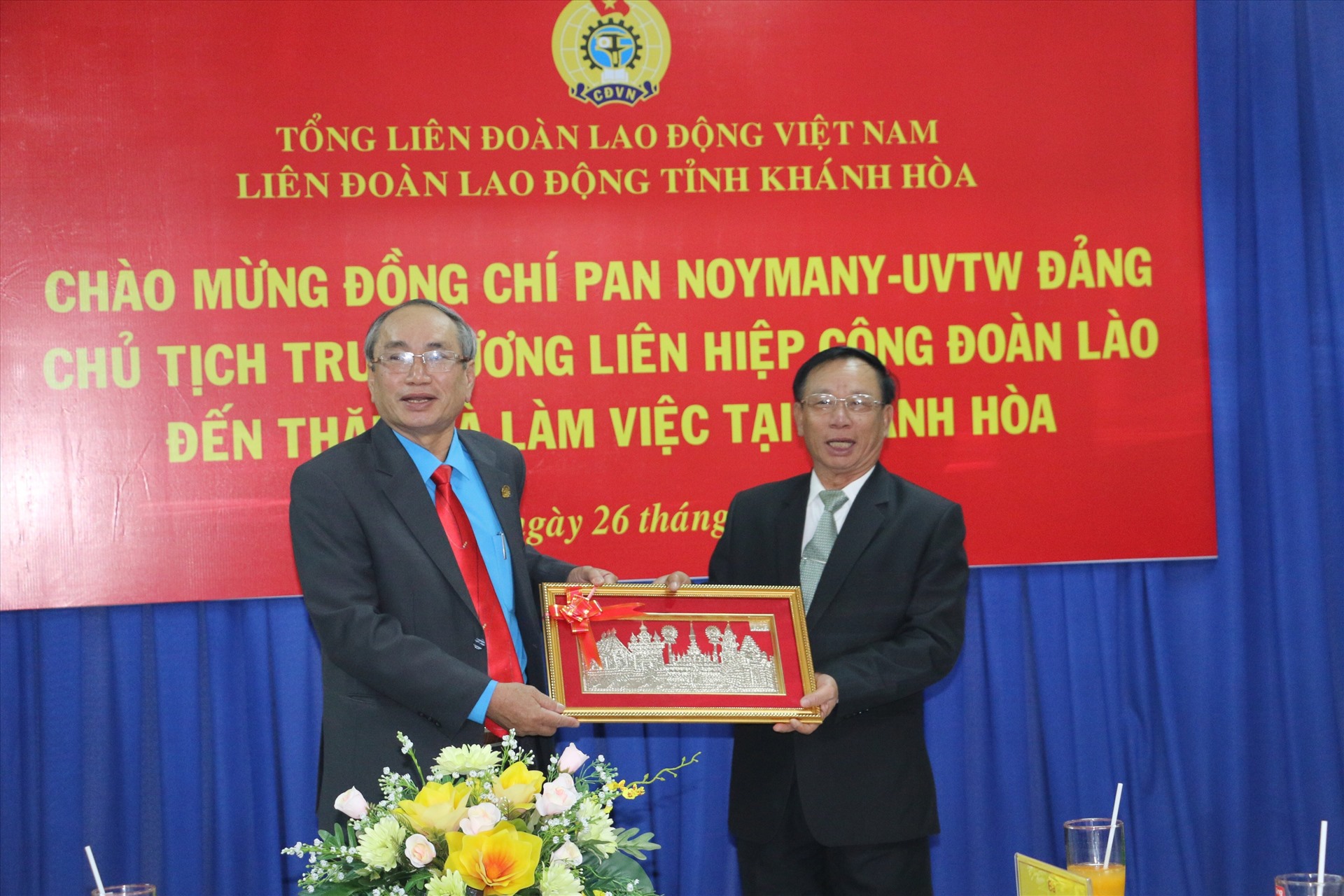 Lãnh đạo Liên hiệp Công đoàn Lào tặng bức tranh kỉ niệm cho LĐLĐ Khánh Hòa với mong muốn thắt chặt  tình hữu nghị bền vững giữa công đoàn 2 nước. Ảnh: P.Linh