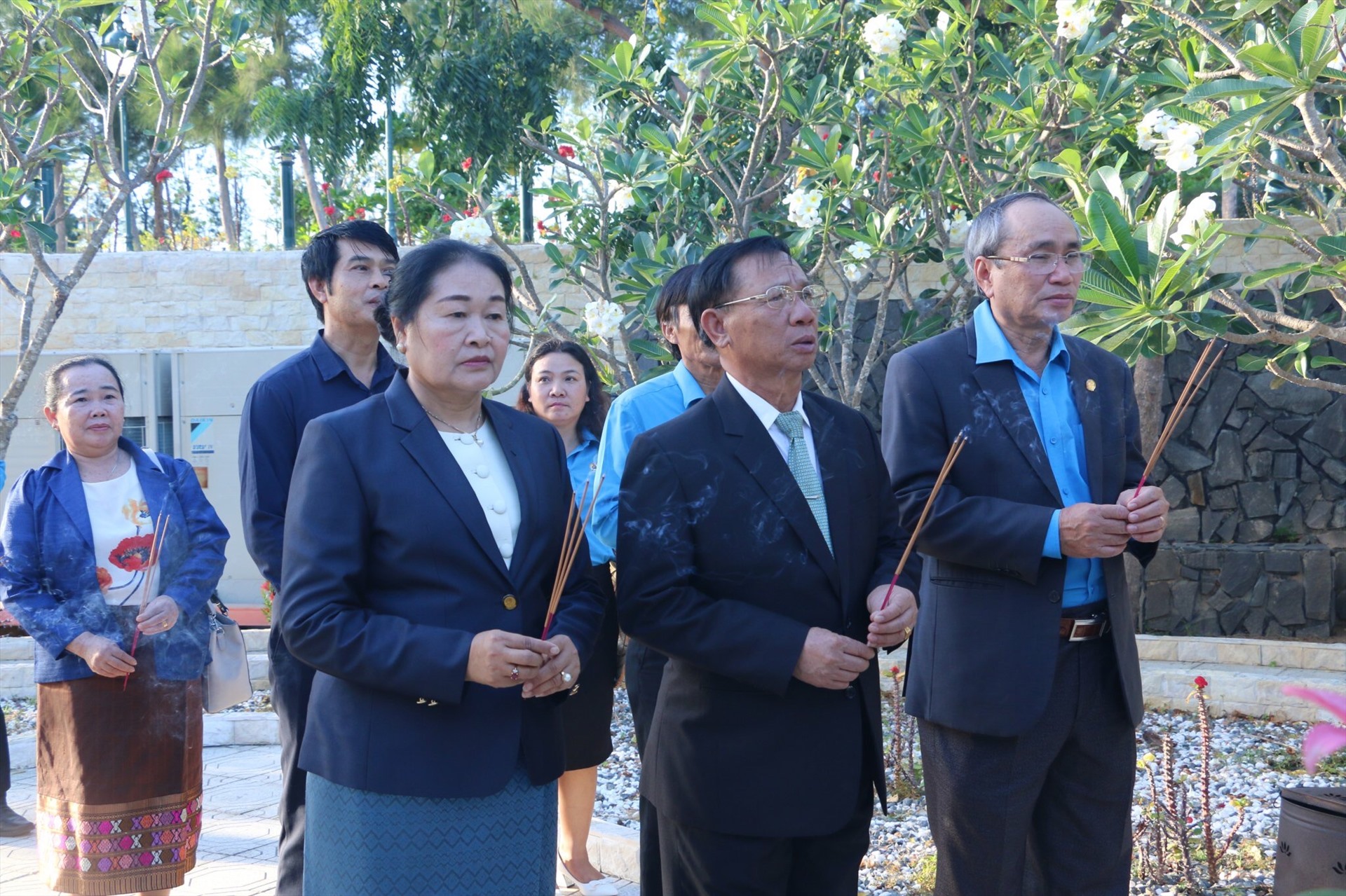 Chủ tịch Liên hiệp Công đoàn Lào cùng đoàn công tác dâng hương tại khu tưởng niệm các anh hùng liệt sĩ Gạc Ma. Ảnh: Phương Linh