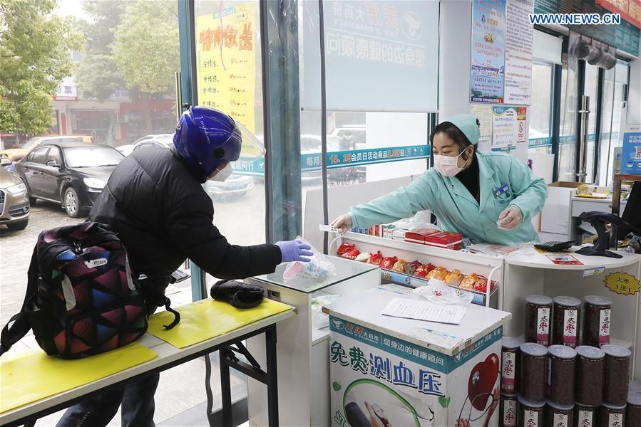 Cô Vương Xuân Ba làm việc tại một hiệu thuốc ở Vũ Hán. Sau khi cộng đồng dân cư bị phong tỏa để tăng cường kiểm soát dịch bệnh, cô Vương bắt đầu giao thuốc cho những người có nhu cầu , đặc biệt là người cao tuổi mắc các bệnh mãn tính. Ảnh: Tân Hoa Xã