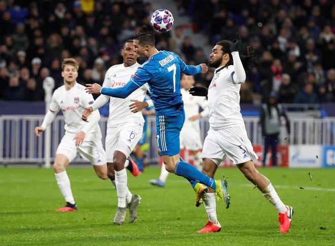 Ronaldo luôn luôn bị 2-3 cầu thủ kèm chặt. Ảnh: Reuters