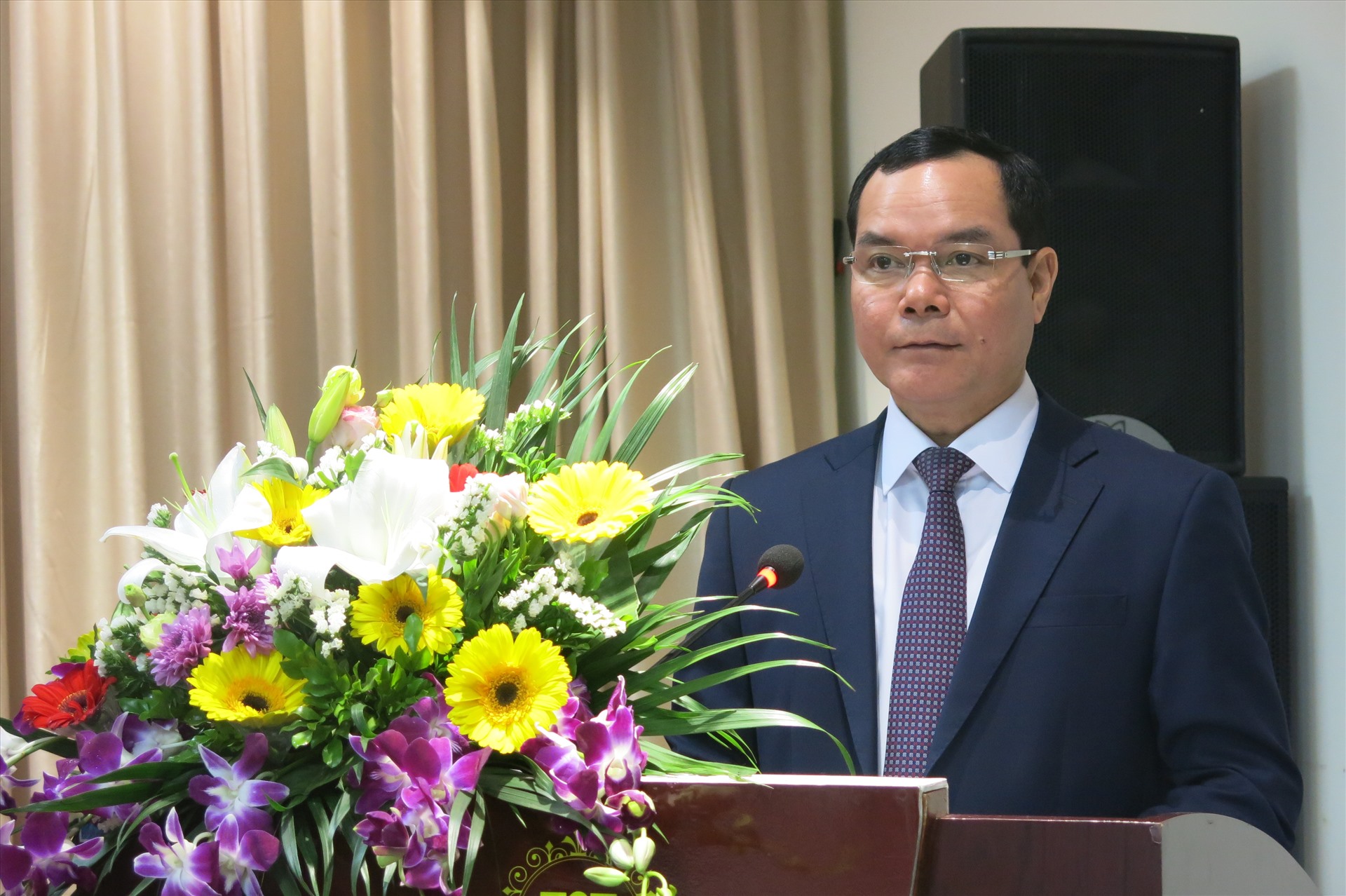 Đồng chí Nguyễn Đình Khang - Ủy viên Trung ương Đảng, Chủ tịch Tổng Liên đoàn Lao động Việt Nam - phát biểu tại Hội thảo.