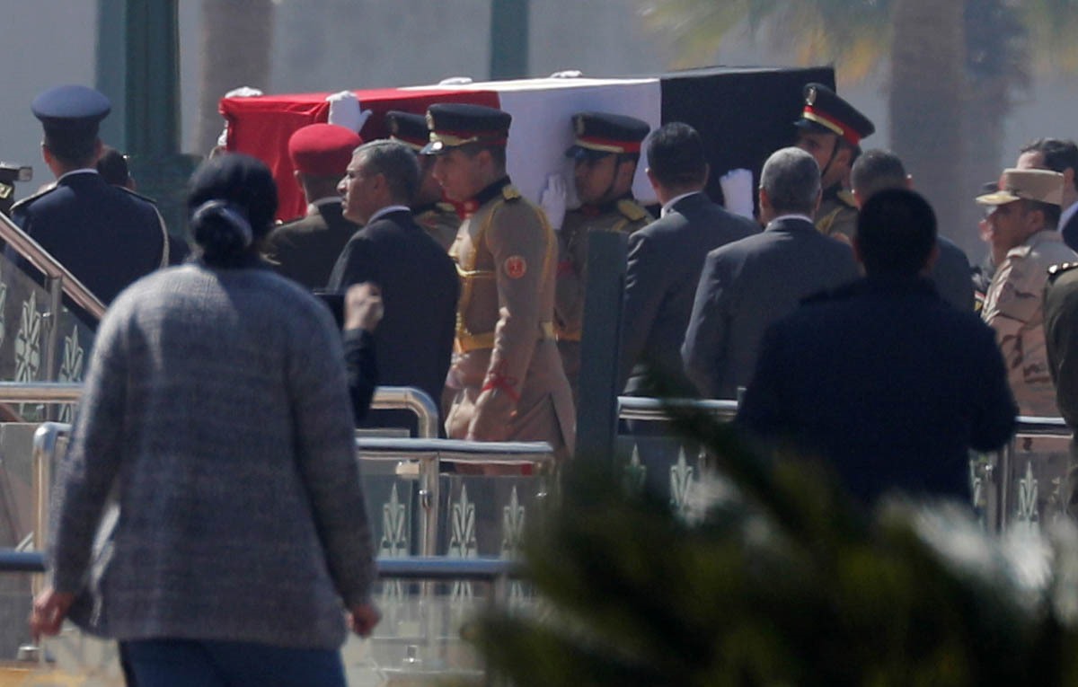 Lính gác khiêng linh cữu của cựu Tổng thống Mubarak. Ảnh: Reuters.