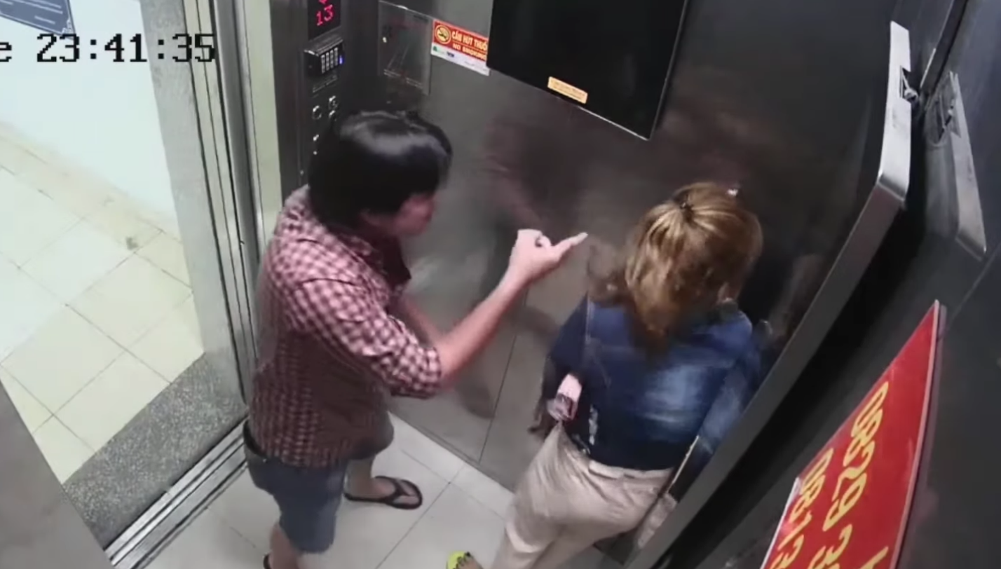 Người đàn ông liên tiếp có hành vi đấm, đá cô gái trong thang máy. Ảnh: chụp màn hình.