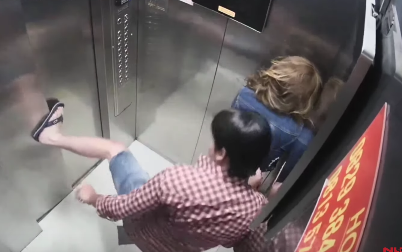 Không chỉ hành hung cô gái, người đàn ông còn liên tục đá mạnh vào cửa thang máy.