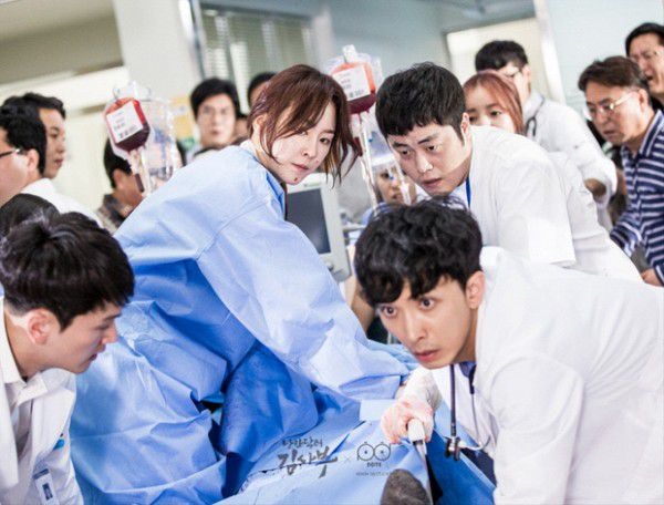 “Romantic Doctor, Teacher Kim – Người thầy y đức” cũng là  bộ phim Hàn Quốc đề tài y khoa.