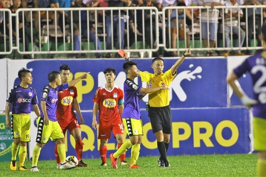 Trọng tài Ngô Duy Lân từng rút thẻ đỏ với Thành Lương ở tứ kết Cúp Quốc gia 2018. Ảnh: Đ.V