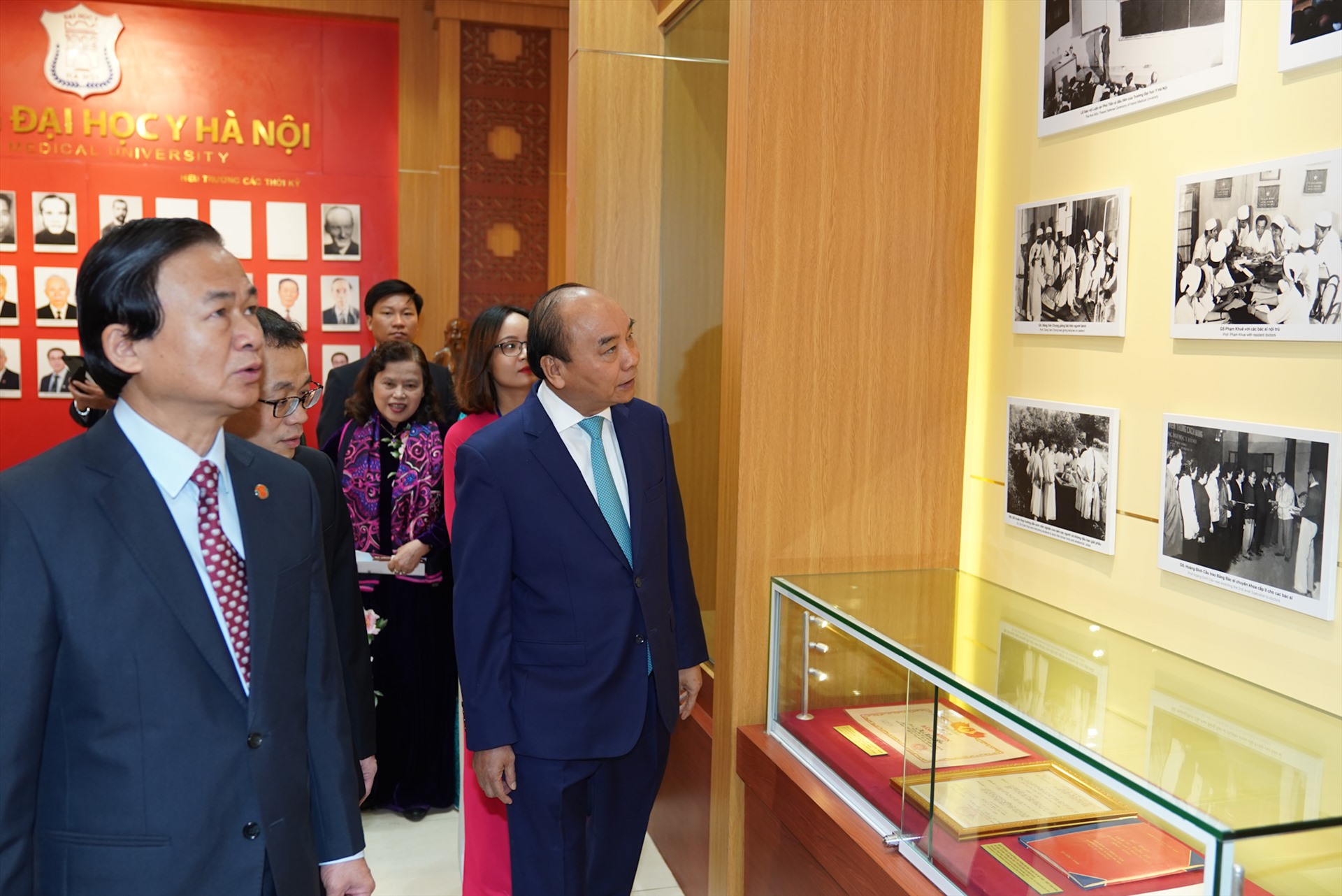 Thủ tướng thăm Phòng Truyền thống của Đại học Y Hà Nội. Ảnh: VGP