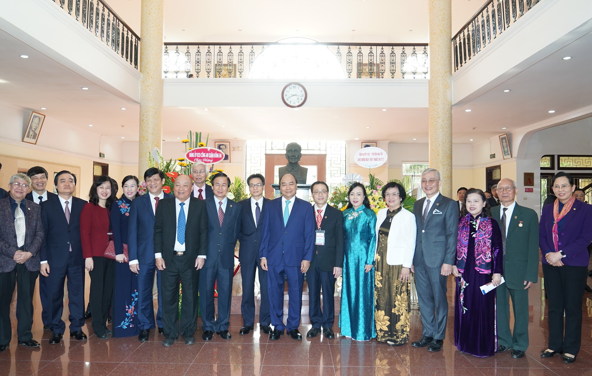 Thủ tướng Nguyễn Xuân Phúc, Phó Thủ tướng Vũ Đức Đam cùng các đại biểu dự buổi lễ.