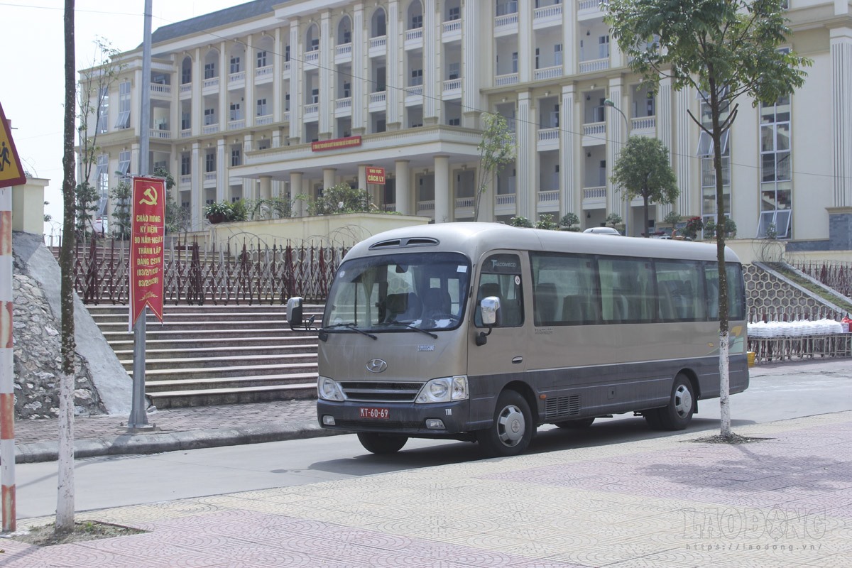 Theo ghi nhận của PV Lao Động, từ sáng 27.2, nhiều chuyến xe chở các công dân trở về từ Hàn Quốc đã được đưa về khu cách ly tại Trường Quân sự - Bộ Tư lệnh Thủ đô Hà Nội.