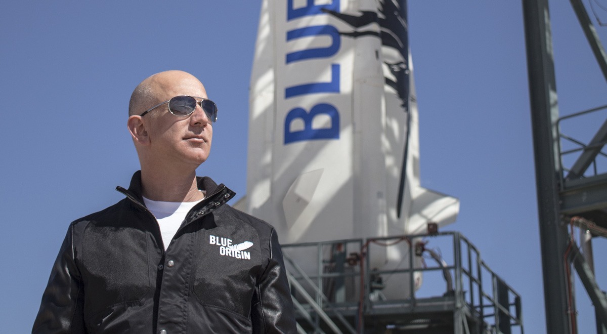 2017 là năm bứt phá nhất của Jeff Bezos. Blue Origin - đơn vị phát triển mảng hàng không vũ trụ do tỉ phú này sáng lập vào năm 2000 đã tiết lộ về sự tồn tại của con tàu Blue Moon trong kế hoạch trinh phục mặt trăng. Lúc này tài sản của Bezos tăng vọt khó tin, ông nắm trong tay 81,5 tỉ USD, và là người giàu thứ 2 thế giới. Ảnh: ST