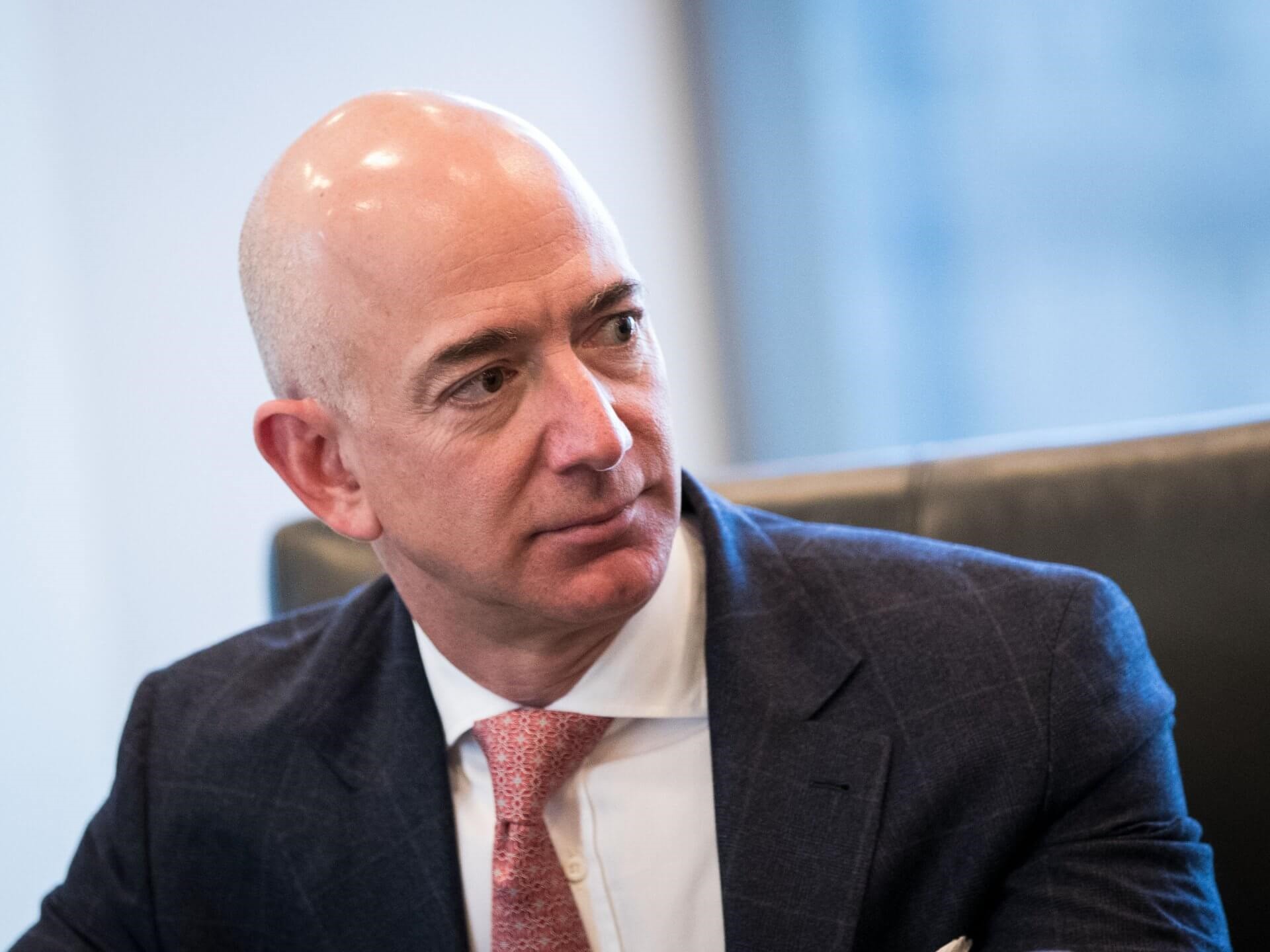 Jeff Bezos được biết đến là người đàn ông giàu nhất thế giới. Theo Forbes, tính đến ngày 27.2, ông chủ Amazon đang sở hữu khối tài sản lên đến 121,4 tỉ USD.