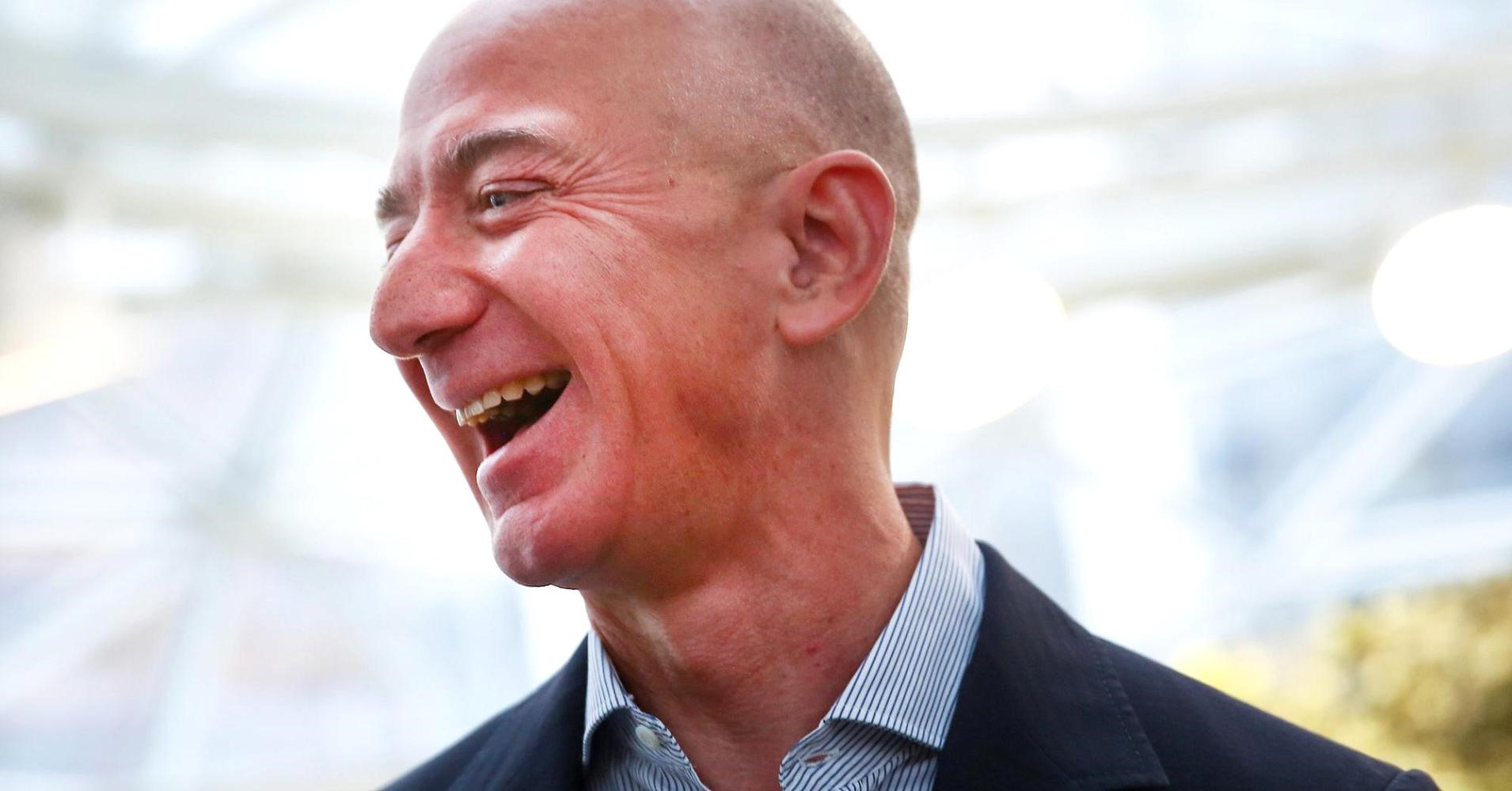 Năm 2018, Jeff Bezos là người đàn ông giàu nhất hành tinh với 160 tỉ USD. Năm 2019, CEO Amazon ly hôn vợ, tài sản của ông sụt xuống khá sâu. Tuy nhiên kể từ tháng 9.2019 đến nay, ông thu về 7 tỉ USD và vẫn là người giàu nhất.