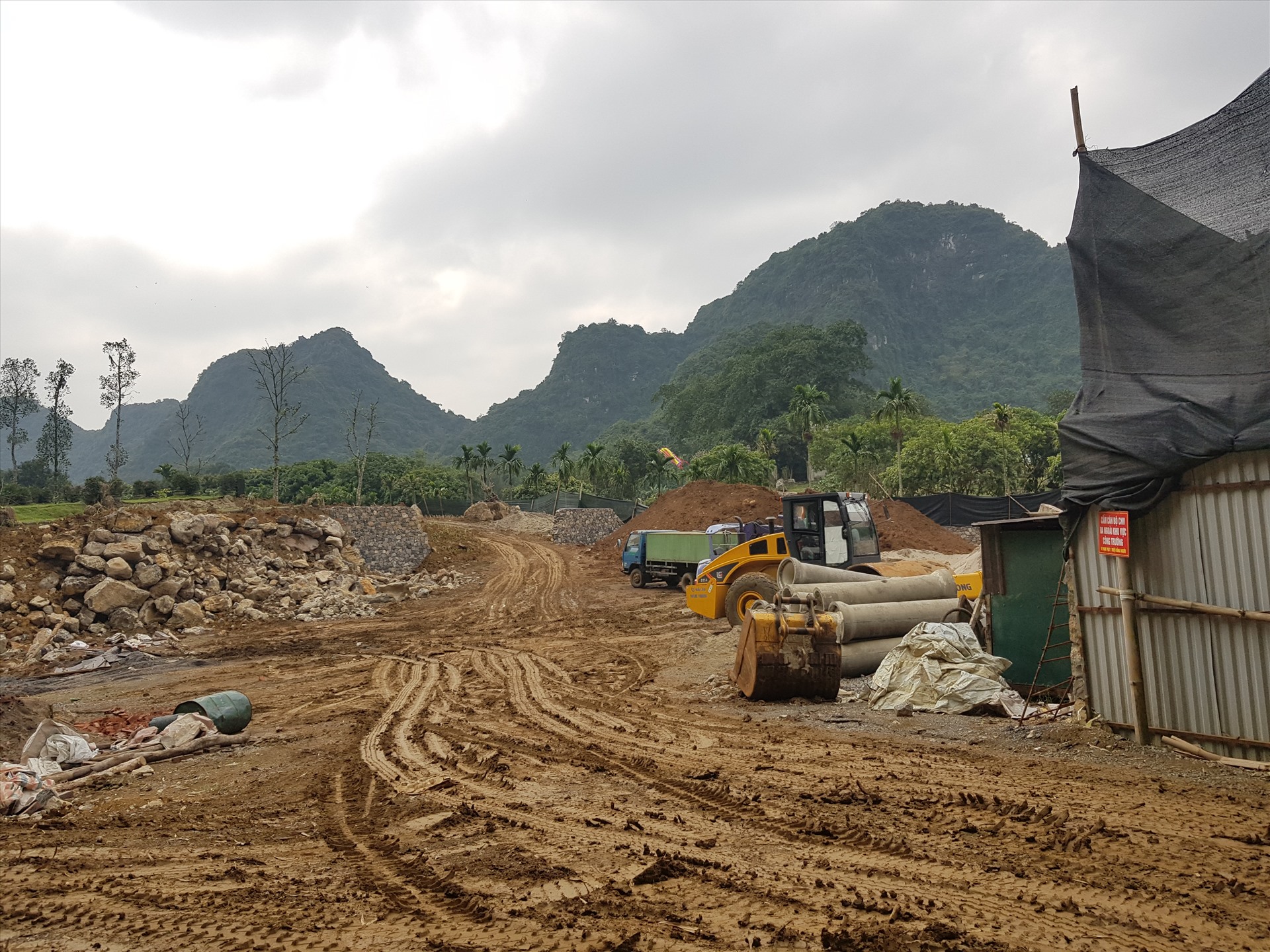 Công trường xây dựng ngay tại khu du lịch sinh thái Thung Nham