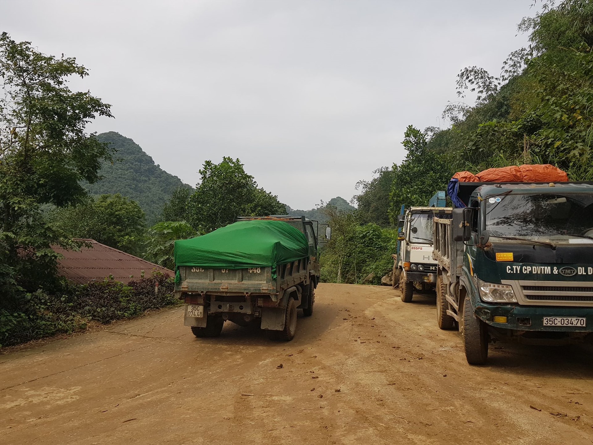 Đi sâu vào khu du lịch thái Thung Nham, hàng loạt xe tải chở vật liệu vẫn chạy ra, chạy vào.