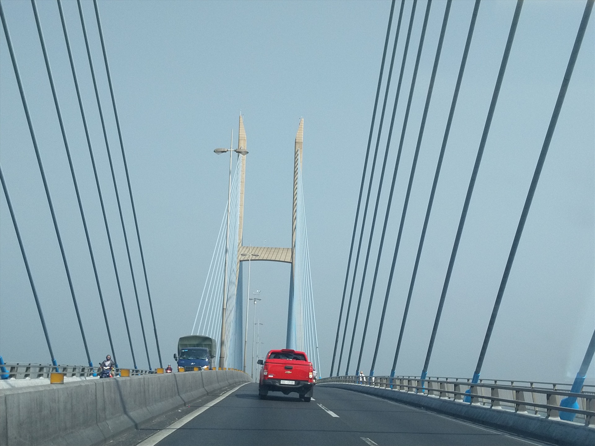 Cầu Mỹ Thuận là cây cầu dây văng đầu tiên của Việt Nam. Ảnh: K.Q