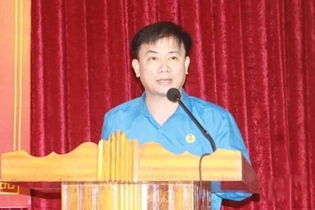 Ông Ngô Đình Vân - Phó Chủ tịch LĐLĐ Hà Tĩnh báo cáo kết quả 5 năm thực hiện Nghị quyết 4a