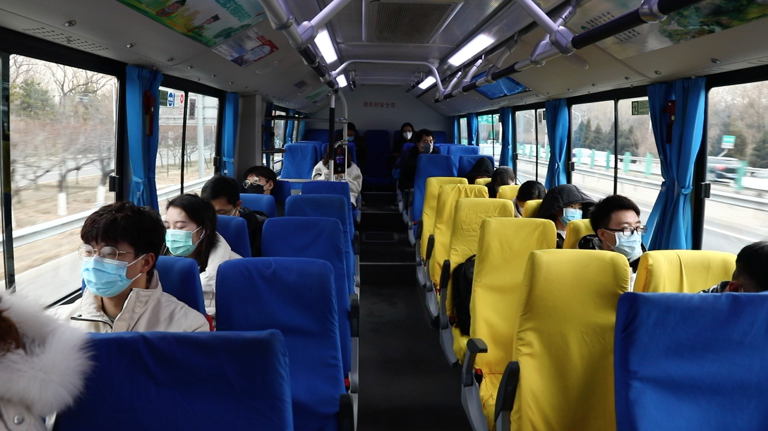Trên tuyến buýt đặc biệt này, hành khách phải ngồi cách nhau ở khoảng cách an toàn, mỗi hàng ghế chỉ 1 người ngồi. Ảnh: CGTN