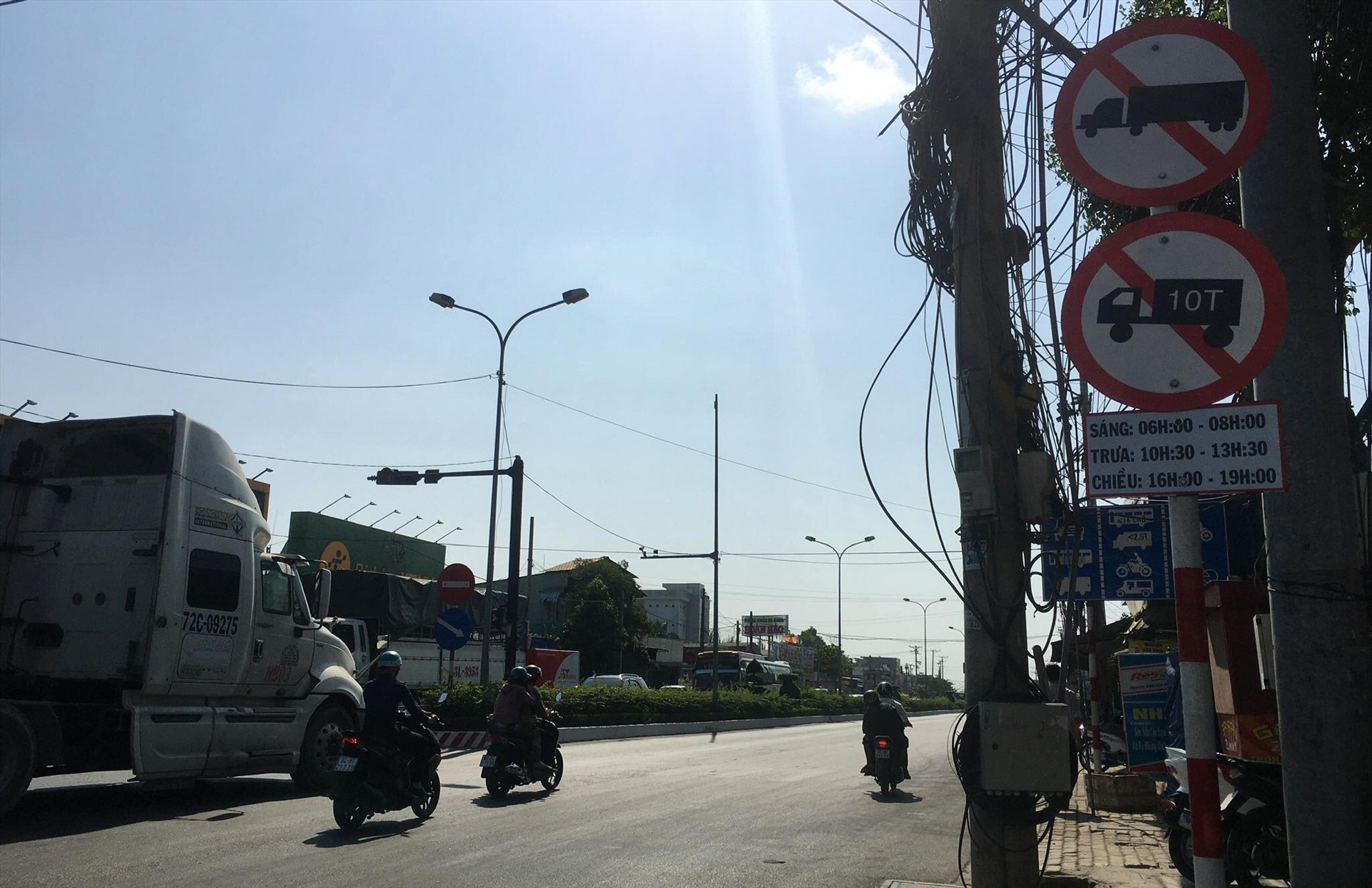 Một biển cấm xe được đặt trên tuyến đường Nguyễn Văn Linh
