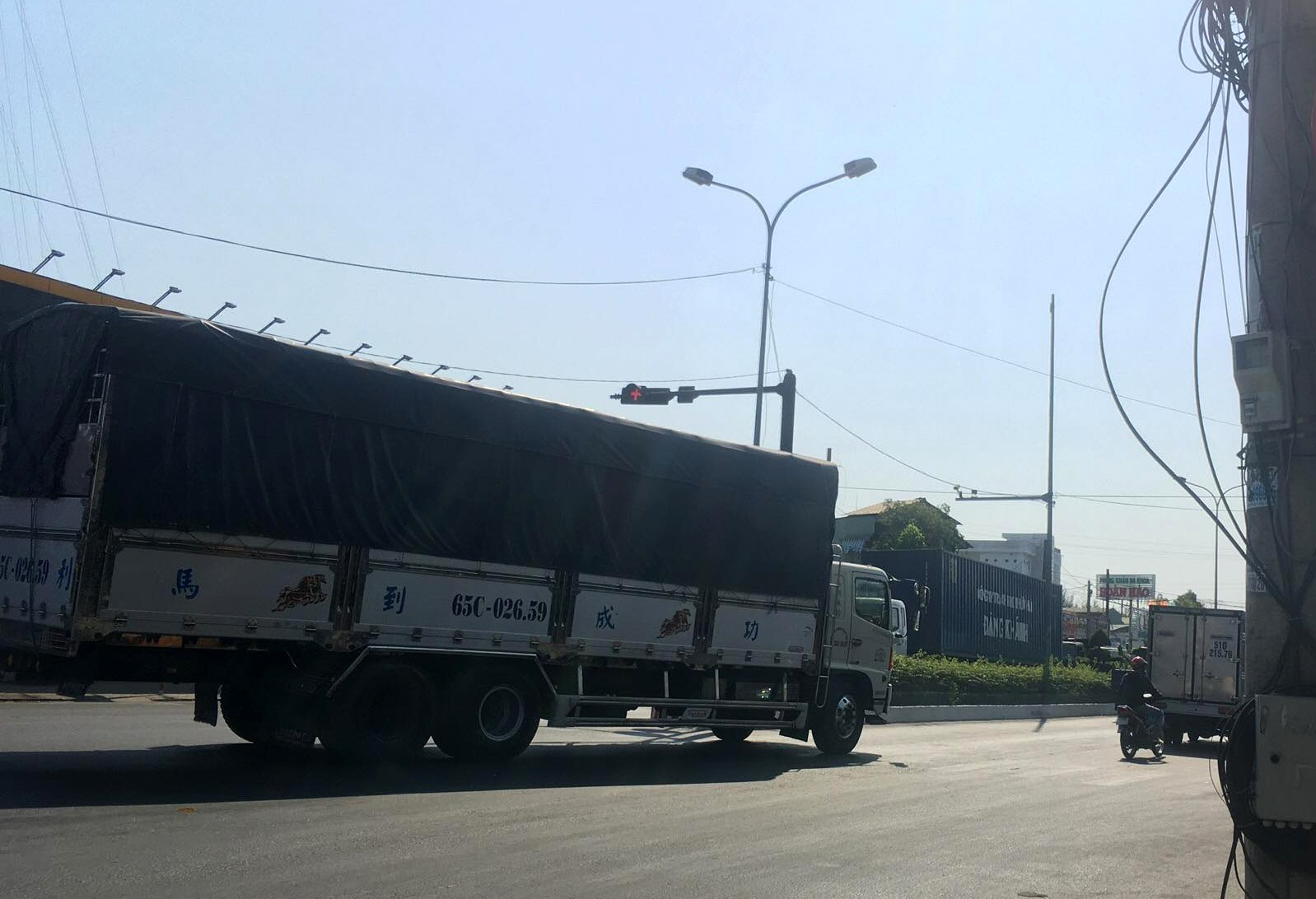 Các phương tiện lưu thông trên tuyến đường Nguyễn Văn Linh
