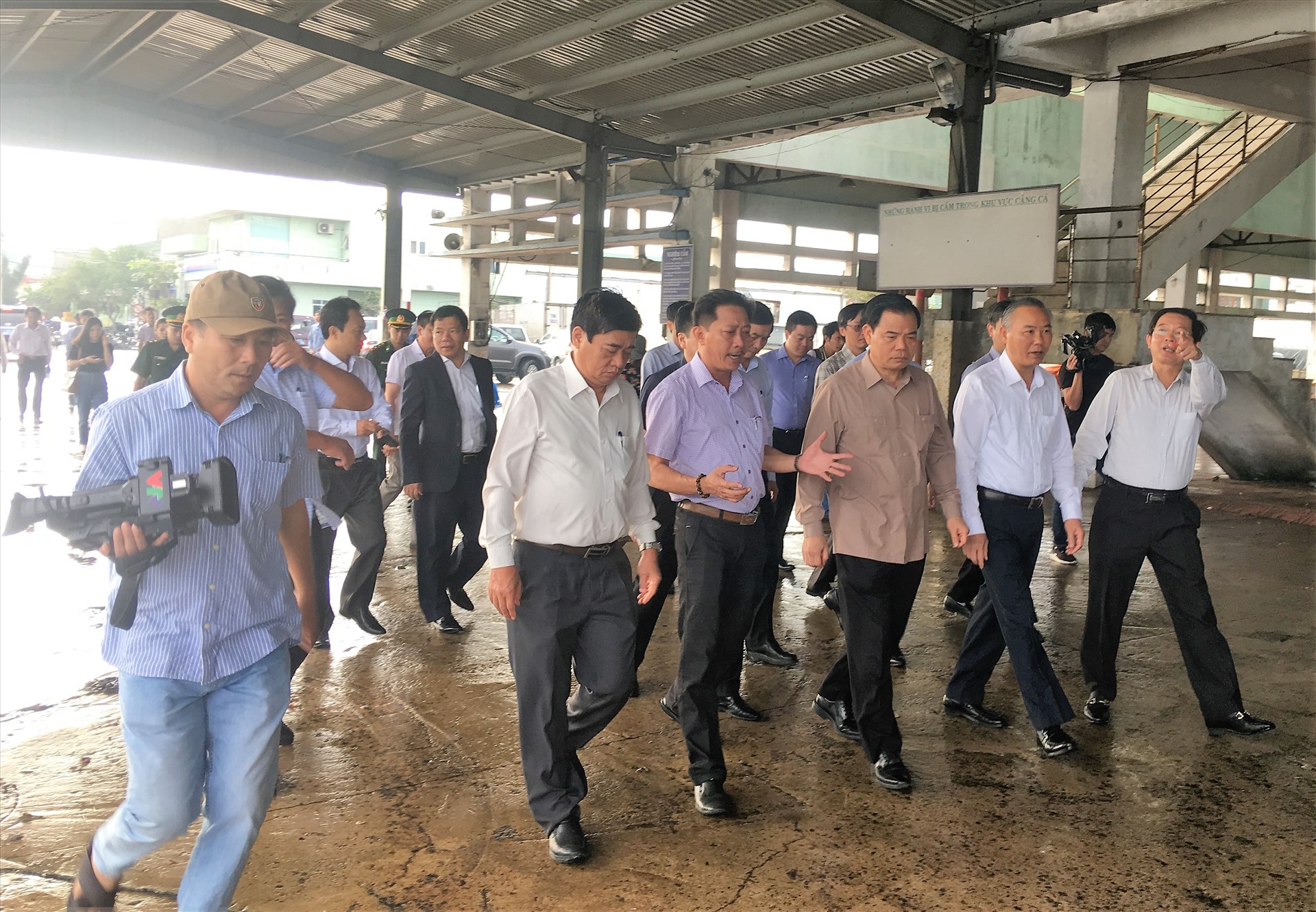 Bộ trưởng Nguyễn Xuân Cường cùng lãnh đạo Bình Định thăm Cảng cá Quy Nhơn