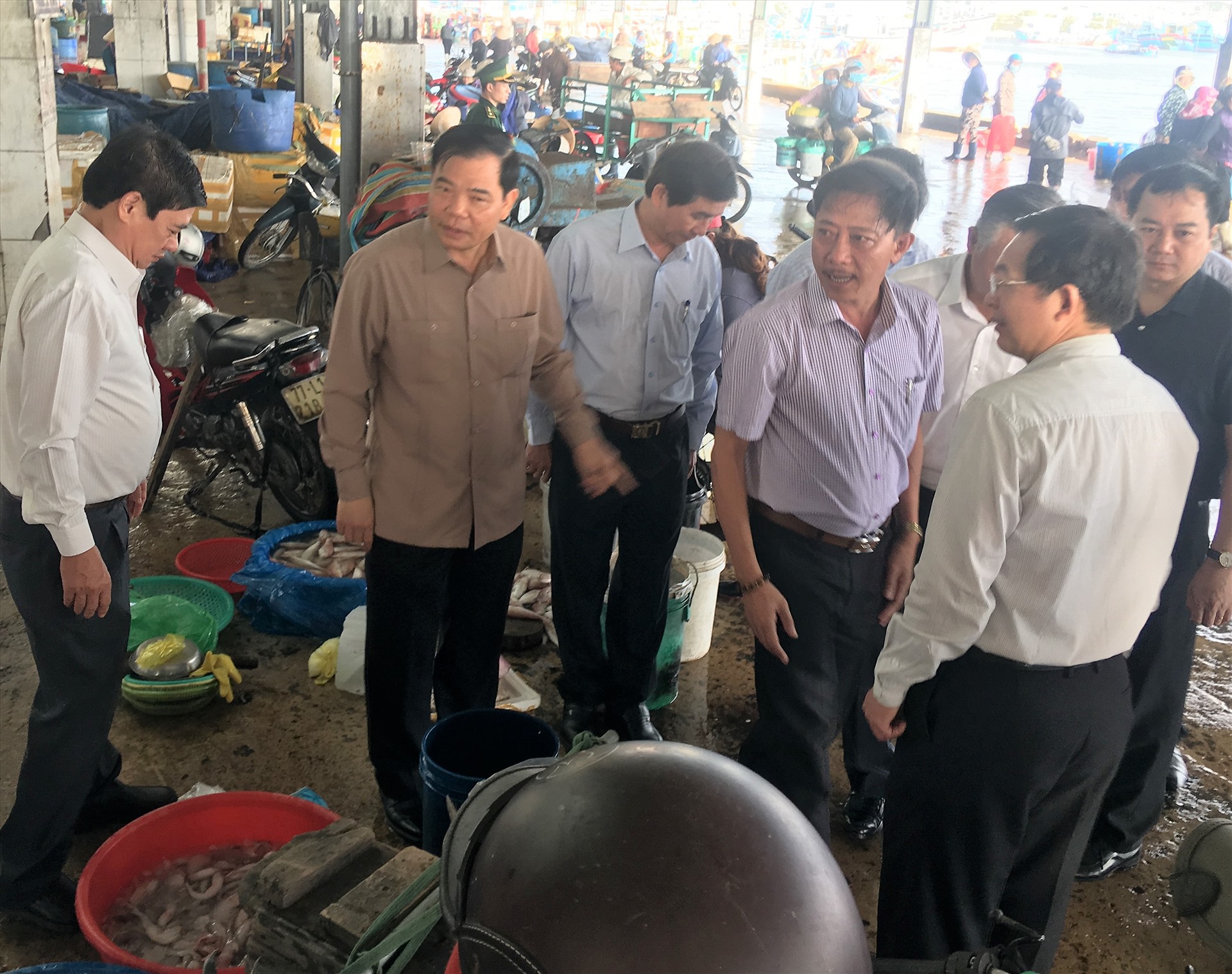 Bộ trưởng Nguyễn Xuân Cường cùng lãnh đạo Bình Định thăm Cảng cá Quy Nhơn