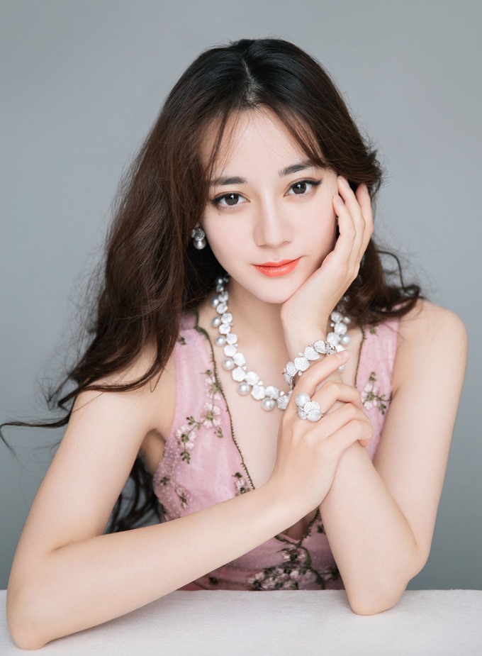 Năm 2018, Địch Lệ Nhiệt Ba cùng một lúc đạt 3 danh hiệu lớn của liên hoan phim Kim Ưng là: Nữ thần Kim Ưng, Nữ diễn viên xuất sắc, Nữ diễn viên được yêu thích. Ảnh: ST.