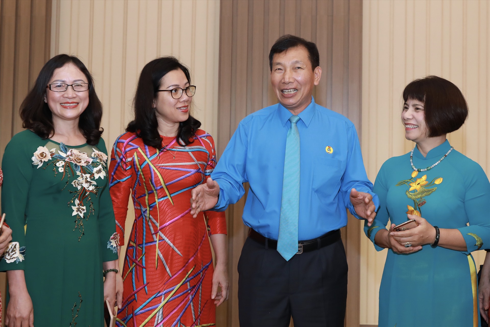 Đồng chí Vũ Tiến Dũng, Chủ tịch Công đoàn Công nghiệp Hoá chất Việt Nam giao lưu với các đại biểu nữ. Ảnh: Hải Nguyễn