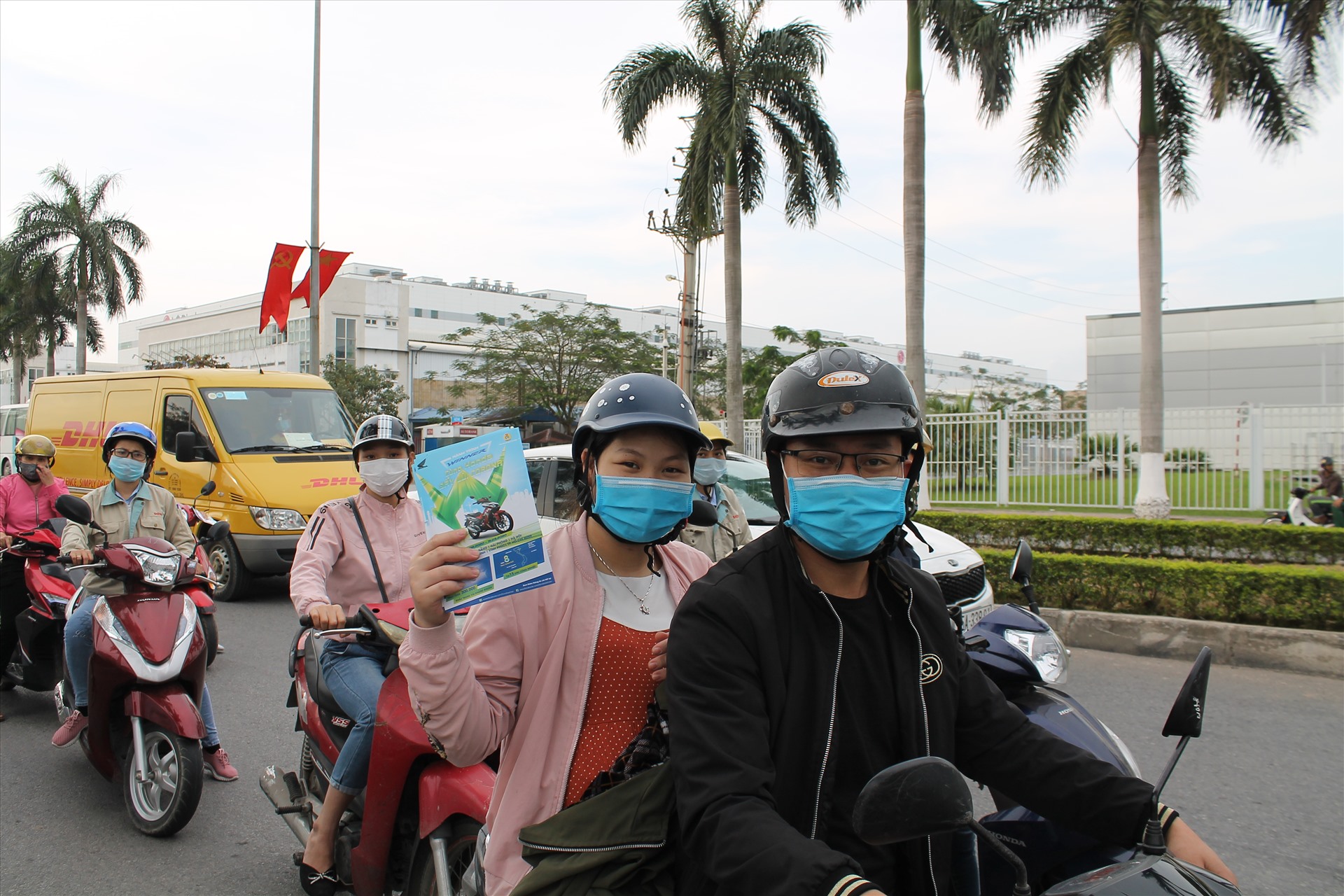 Người lao động phấn khởi nhận khẩu trang từ Công đoàn Khu kinh tế Hải Phòng, Honda Việt Nam.