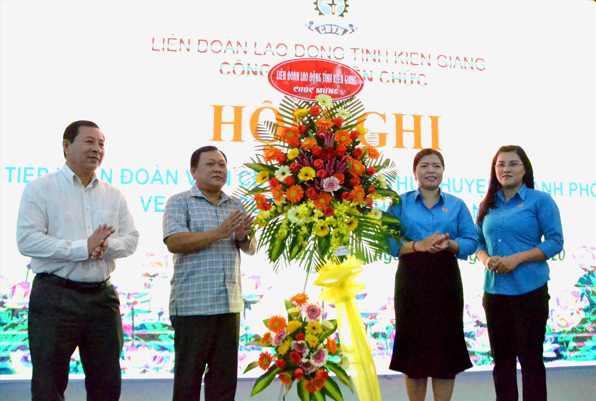 Lãnh đạo LĐLĐ Kiên Giang, Công đoàn Viên chức tặng hoa chúc mừng lãnh đạo Cục Thuế và CĐCS Cục Thuế tỉnh. Ảnh: LT