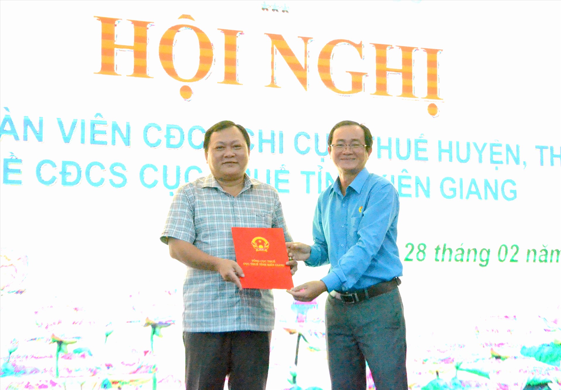 Chủ tịch Công đoàn Viên chức Kiên Giang Nguyễn Văn Năng trao Quyết định tiếp nhận. Ảnh: LT