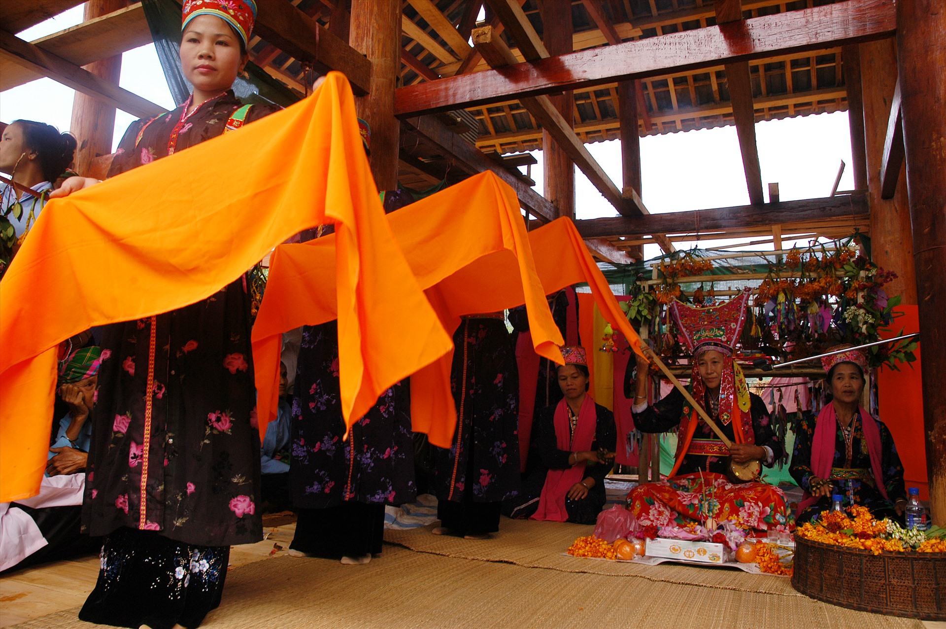 Lễ hội Then Kin Pang được người Thái trắng ở Khổng Lào (Phong Thổ, Lai Châu) tổ chức vào đầu mùa mưa của tháng 3 âm lịch để tạ ơn ông Then, bà Then và cầu mưa, cầu mùa, cầu phúc, cầu lộc cho cho gia đình và bản Mường. Ảnh: Thông Thiện