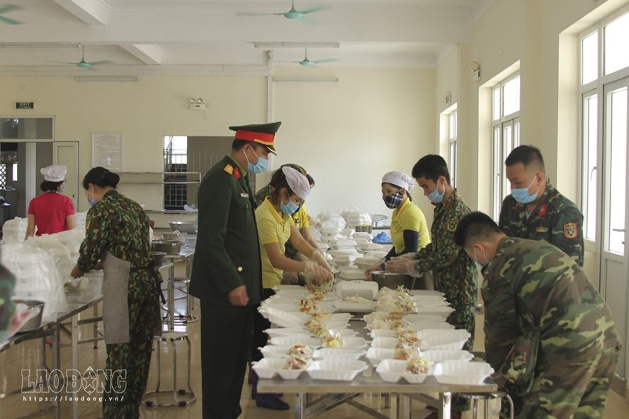 Công dân trở về từ vùng có dịch COVID-19 thuộc diện cách ly tại Trường Quân sự - Bộ Tư lệnh Thủ đô Hà Nội được phục vụ ăn, ở miễn phí. Ảnh: Trần Vương