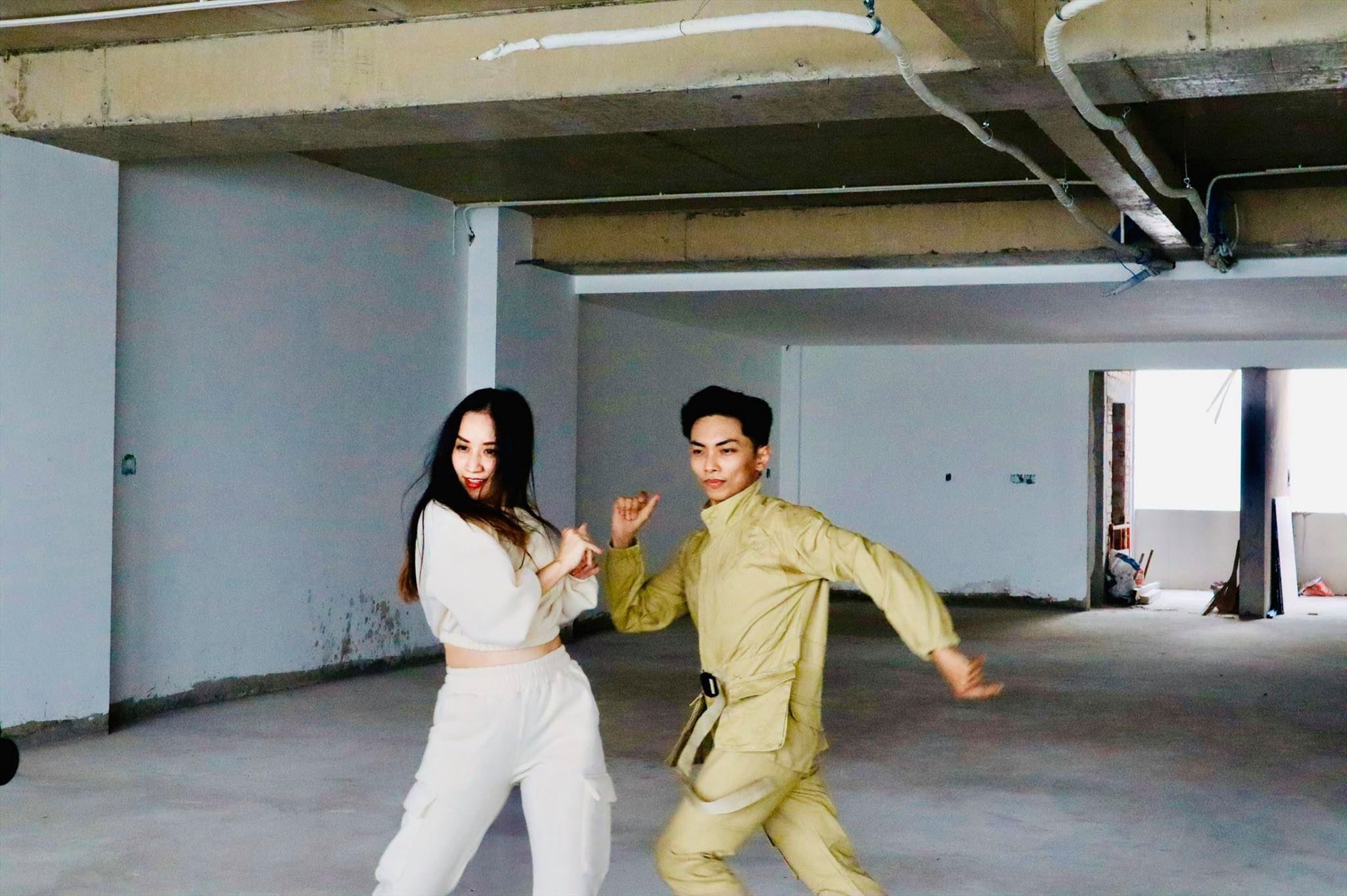 Cặp đôi Khánh Thi - Phan Hiển khoe vũ đạo trên nền nhạc của nhóm BTS. Ảnh: NVCC.