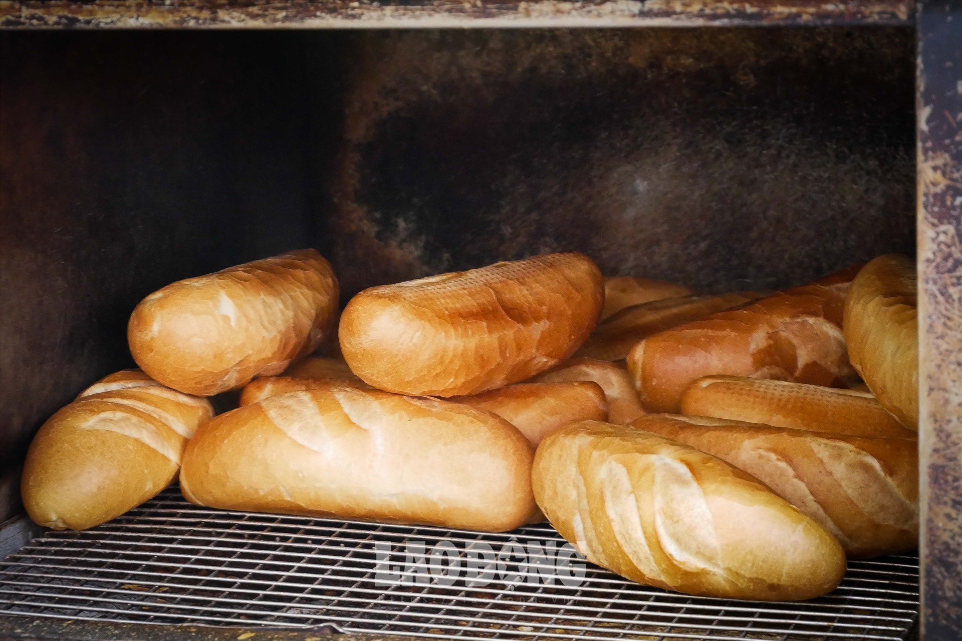 Bên cạnh đó, những chiếc bánh mì được nướng nóng hổi trong lò ngay trước khi chế biến khiến người ăn cảm nhận được vị nóng ròn tan trong miệng.