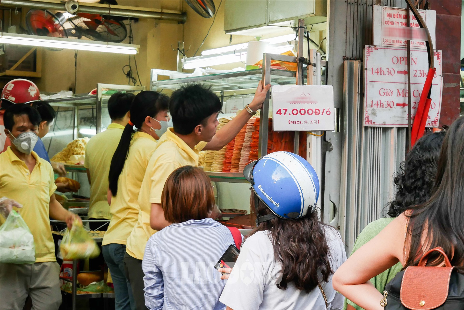 Một ổ bánh có chả lụa, chả bò, thịt nguội, chà bông, xá xíu, patê, hành phi, dưa leo, đồ chua... tại các tiệm bánh mì nổi tiếng có giá lên đến 40.000 đồng. Nhiều người địa phương cho biết, mức giá trên là không rẻ nhưng những hàng quán này vẫn hút khách.