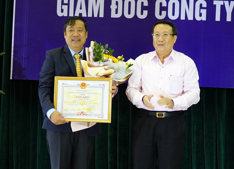 Ông Huỳnh Tấn Thành nhận bằng khen của lãnh đạo UBND tỉnh Quảng Trị. Ảnh: HT.