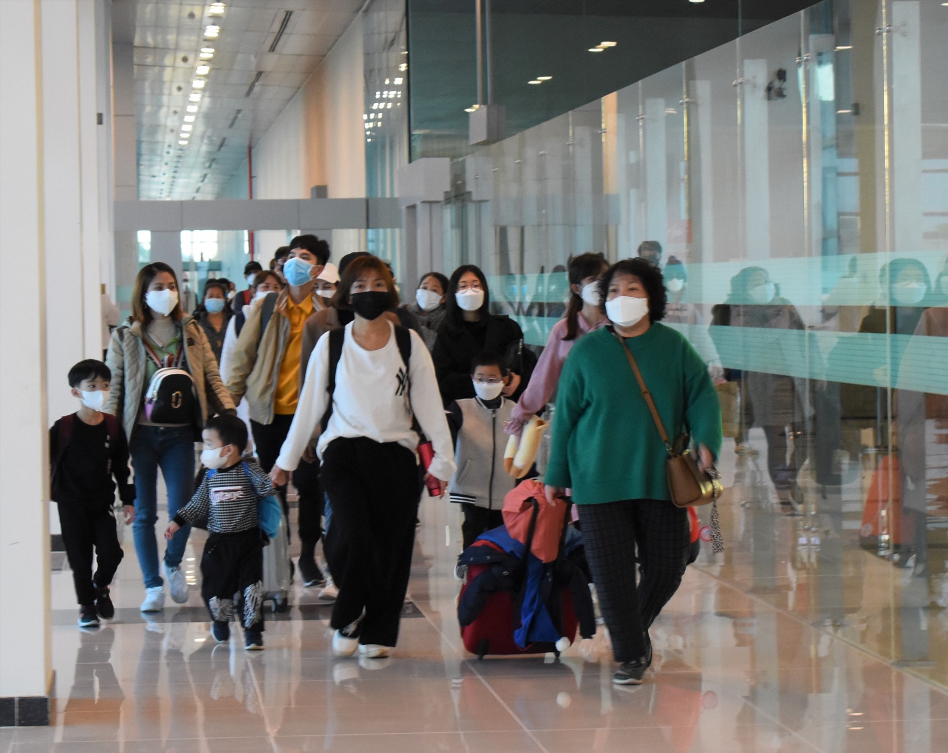 Sáng ngày 29.2.2020, 117 hành khách từ chuyến bay của hãng hàng không Vietjet Air từ Hàn Quốc đến Cần Thơ. Ảnh: Thành Nhân